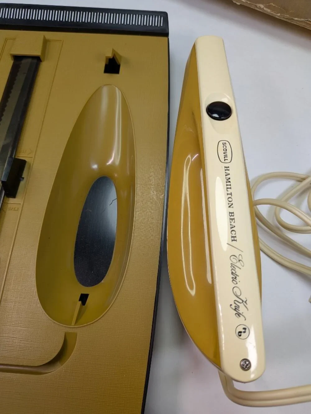 Vintage 1974 Hamilton Beach Harvest Gold Electric Knife Set Model 354 w/ Box